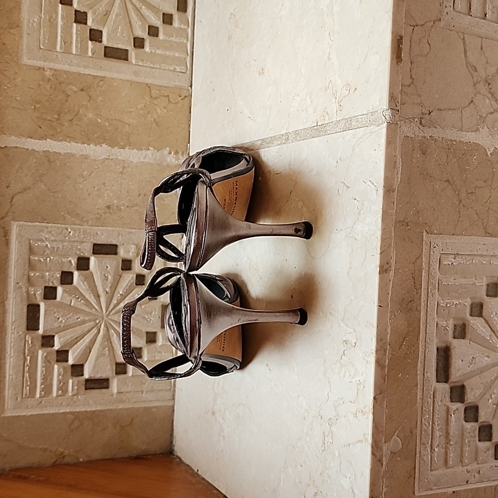 Heels - Picture 3 of 3